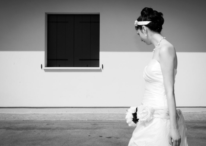 Il fotografo Giulio Erbi scatta una foto alla sposa mentre cammina sotto i raggi del sole