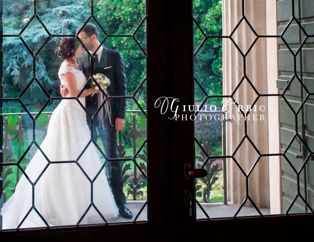 Il fotografo di matrimonio immortala gli sposi attraverso la finestra
