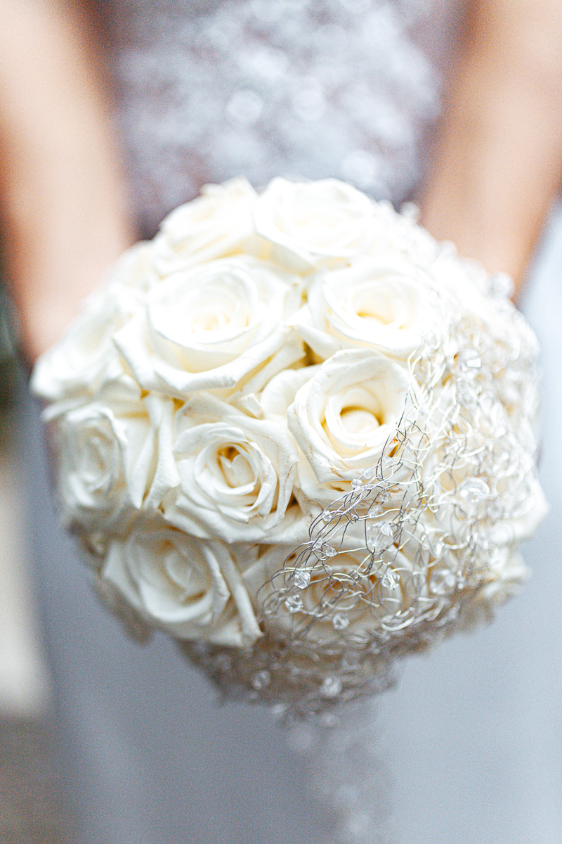 La bellezza di un bouquet di rose bianche non ha eguali 🌹✨ L'impreziosimento con la maglia metallica e gli strass lo rende ancora più speciale ✨💍 #sposa #bouquet #rosebianche #weddingday"