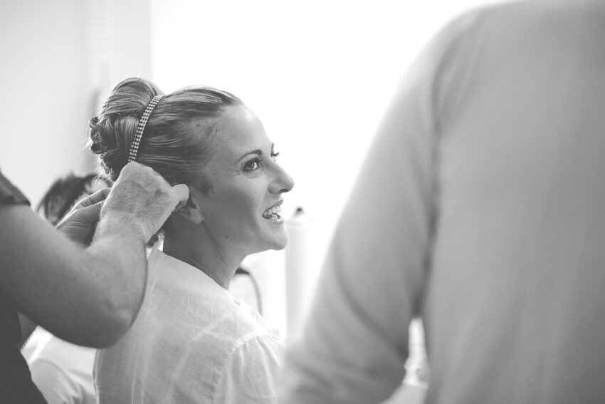La sposa si gode un momento di relax e confidenza con i suoi hair stylist prima del grande evento. #sposa #capelli #hair #hairdresser #matrimonio #relax