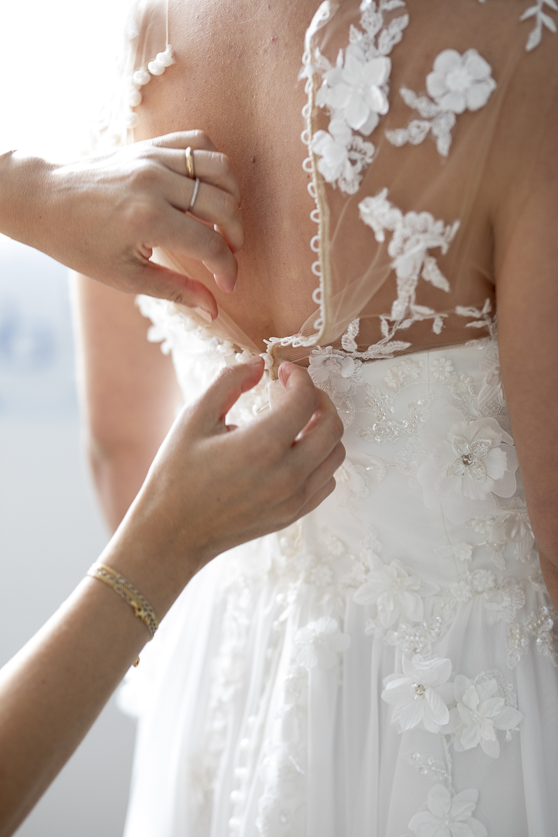 Ogni dettaglio conta, anche l'abbottonatura dell'abito da sposa. Quel gesto delicato che fa emergere tutta la bellezza del vestito. #abitoDaSposa #dettagliMatrimonio #weddingdress #fashionSposi #abitoSposa #matrimonio2023 