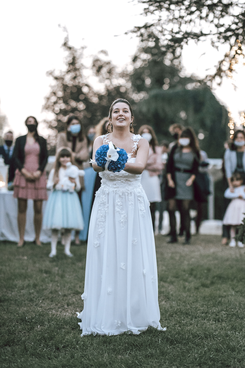 La sposa è pronta per il lancio del bouquet 🌸💐✨ #lanciodibouquet #matrimonio #sposa #weddingphotography #momentispeciali

