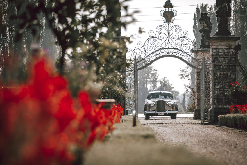 L'ingresso trionfale degli sposi a Villa Cà Marcello, tra un cancello maestoso e un viale fiorito. #sposi #villa #villacamarcello #ingresso #cancello #vialefiorito