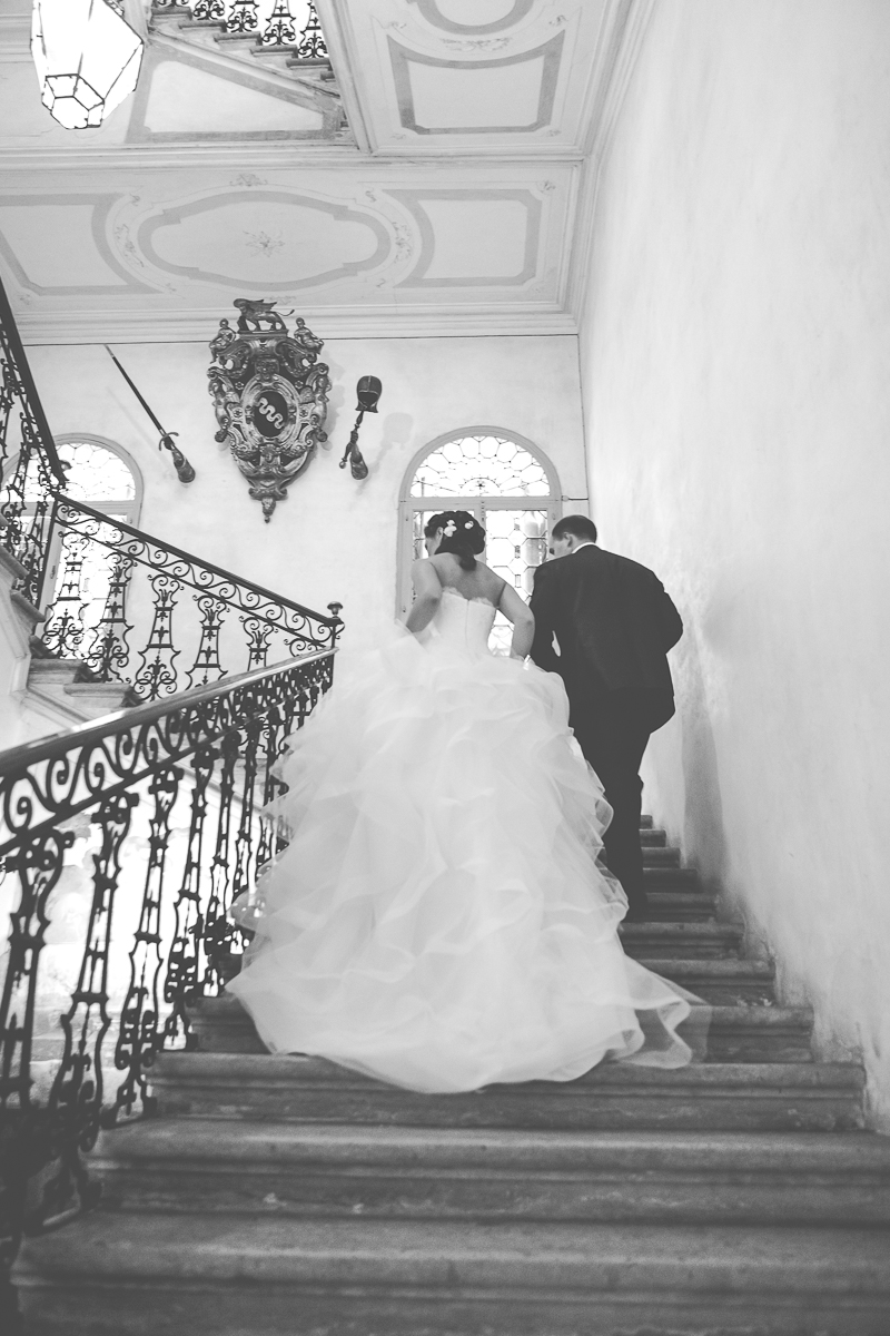Salendo al ricevimento, gli sposi si preparano a festeggiare il loro amore circondati dalla bellezza della villa.  #sposi #villa #ricevimento #amore #matrimonio #romantico.
