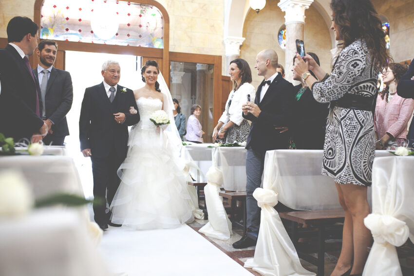 Lo sguardo emozionato della sposa mentre si avvia all'altare per il suo grande giorno ❤️👰 #MatrimonioStefanoEMichela #SposaEmozionata #AmoreSenzaConfini